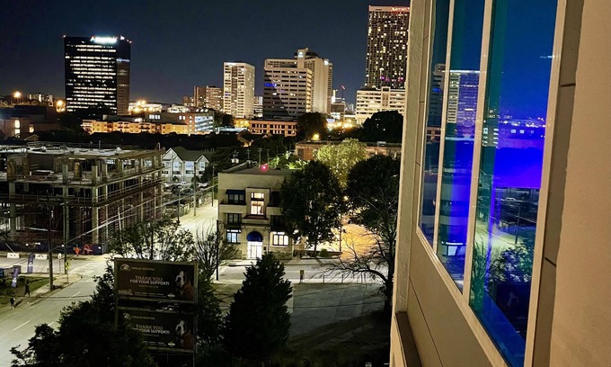 SoNo Condominio | *New Vibrant Loft W Balcony City Views*