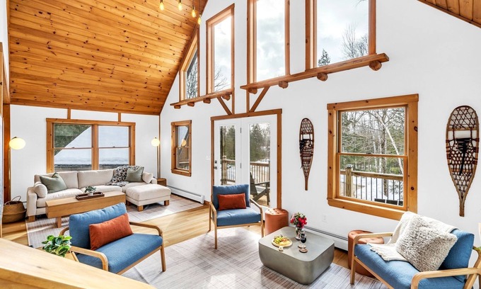 Sunday River Area Chalet De Esquí | NEW! Views! HotTub! FirePlace! Arcade Game! Sleeps 11