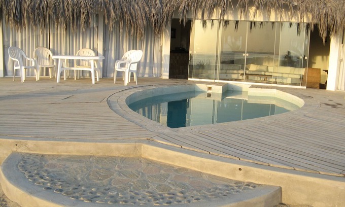 Punta Sal Casa | casa relajante frente al mar con piscina privada, perfecta para descansar.
