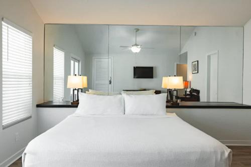 Old Town Casa | NEW! Villa Positano - Duval Square Condo, Pool, Hot Tub & Parking