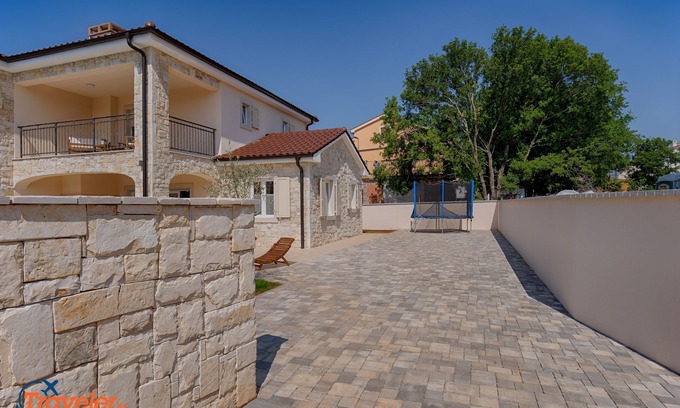 Pinezici Villa | Nueva villa de piedra con piscina, a 600 metros de la playa, con vistas al mar, zona tranquila