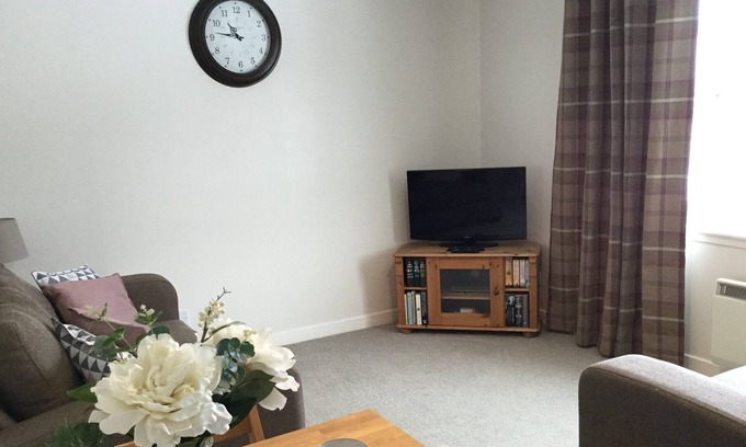 Crianlarich Casa | New Village apartment close to train station.