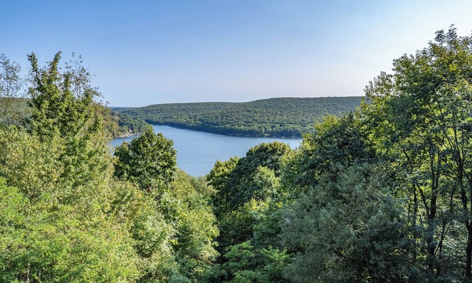 Mountainside Casa | New! Viva Vista: Lake Access, Hot Tub, Dogs OK!