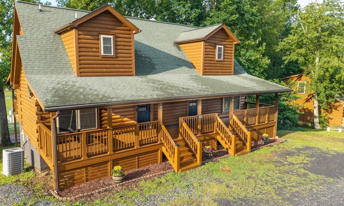 West Jefferson Cabina | New! Walk to Downtown | Mountain Views | Sleeps 13
