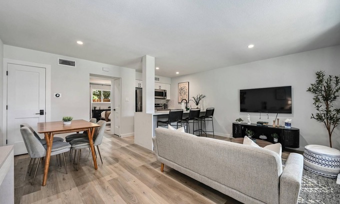 Barton Hills Casa | NEW! Walk to Zilker & Barton Springs! King Bed!