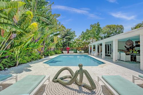 North Corals Casa | New! Waterfront Heated Pool, Fishing Pier, Designer Touches, 2mi to Beach