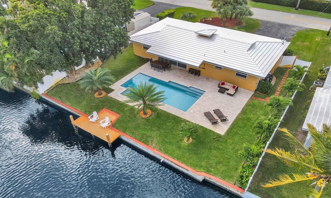 North Corals Casa | NEW Waterfront Heated Pool/Jacuzzi 2mi to Beach-Fishing Pier, Kayaks, EVCharger
