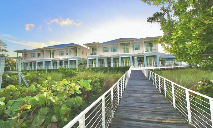Stuart Casa | New - Waterfront Home in Port Salerno - Stuart - Private Boat Dock & Boat Lift - Community Pool.