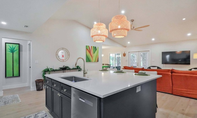 Interchange Square Casa | NEW: Waterfront Oasis w/Heated Pool, Dock, Kayaks
