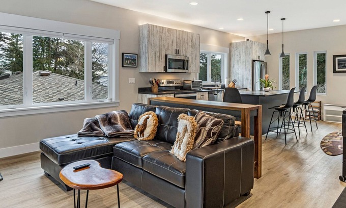 Friday Harbor Casa | New Waterview Loft near Roche Harbor! (sjil)