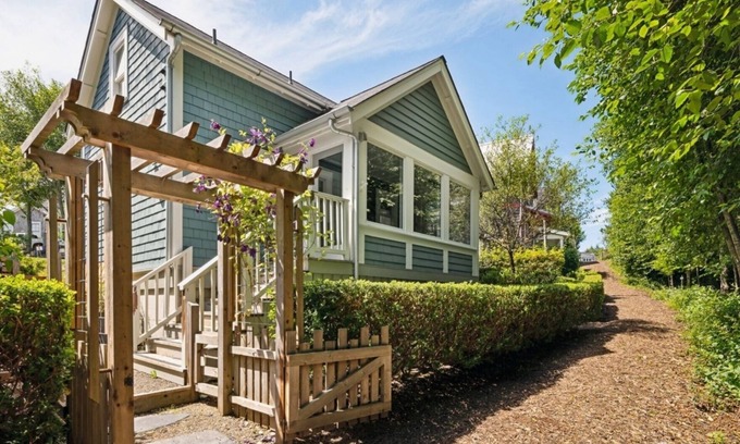 Seabrook Casa | *NEW* Wayfinder: a pet-free, modern-eclectic home!