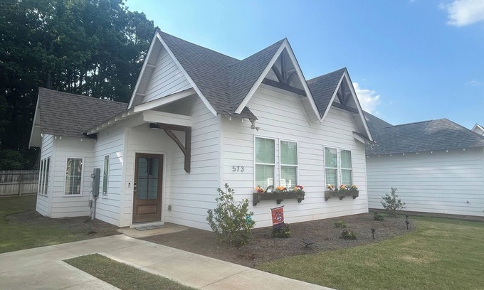 Auburn Casa | New! Welcome to Ode to Aubie! Full house 3 bedroom - 1.4 m to the Stadium!