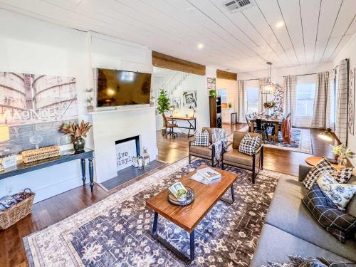 Austin Ave. Casa | New White On Columbus Family Gathering Place