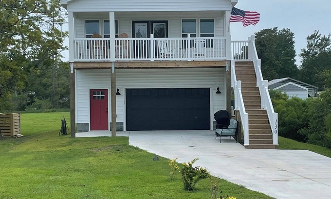 Morehead City Casa | New with Water Views, Pet Friendly, 5 minutes from Historic Beaufort Waterfront.