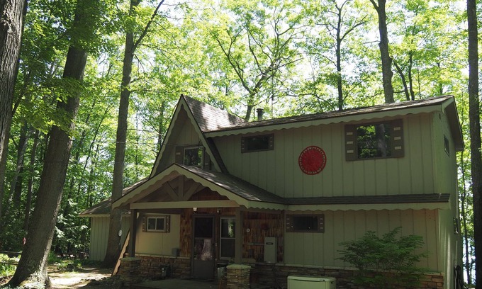 Mancelona Chalet De Esquí | NEW! Woods and Waters - Large, Family-Friendly, and Lakefront with Watercraft!