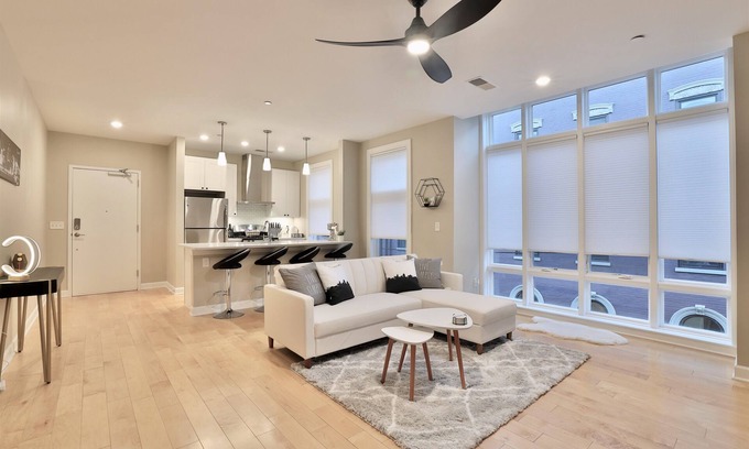 Over-the-Rhine Condominio | *New* XquisiteMidCenturyM0d~ Condo *OTR* w/Parking