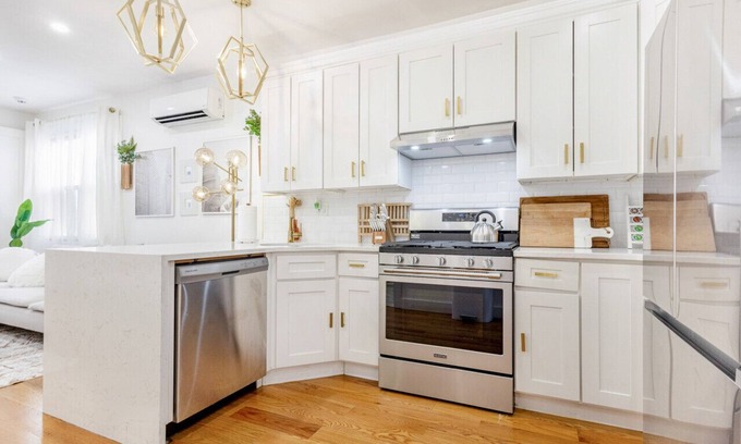 East New York Casa | Private 3 Bedroom/ 2 Bathroom New Renovated/ Free Parking/ 5 min walk subway