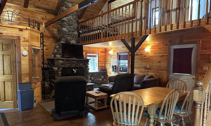 Newark Cabina | Newark Bunkhouse, Rustic cabin getaway. Close to Island Pond and Burke Mountain.