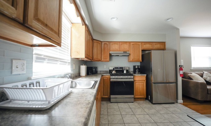 Newark Apartamento | Newark Liberty Gem Brick House - Apt 3