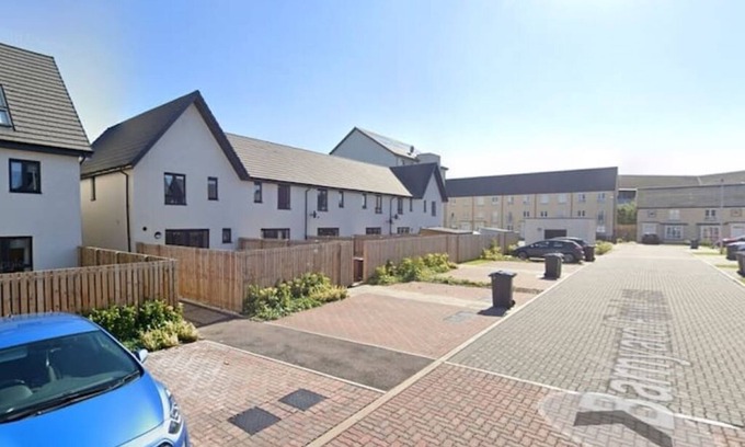 Longcroft Casa | Newbuild - 3 bedrooms, 2 baths,5 mins from airport