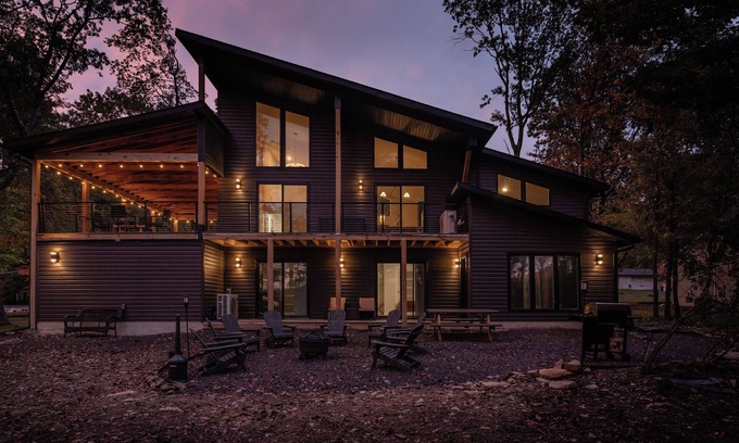 Pocono Summit Casa | NewBuild-Kalahari:Scandi Hot Tub:Pool:Beach:Lake Access:PlayArea:700Mbps
