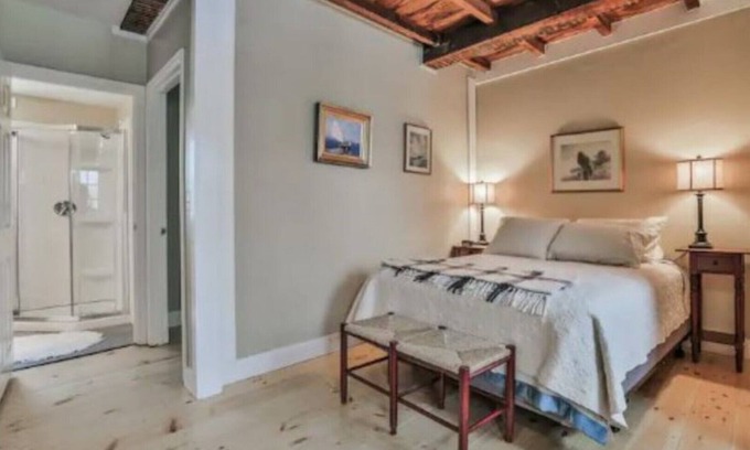 Newburyport Apartamento | Newburyport Classic Brick Two Story Apartment