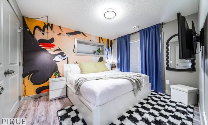 Southeast Edmonton Casa | ★NEW★Chic Suite★King Bed☀ Patio★Netflix★WiFi✔Clean