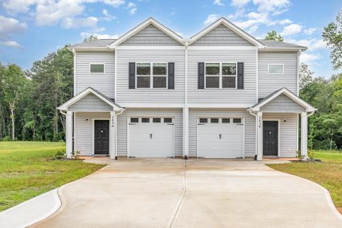 Denver Casa | NewDuplex! 6Bed 5Bath - HotTubs - Sleeps 12!