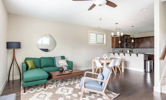 Oak Hills Casa | Newer 4 bedroom home. Close to Nike, Intel, hospitals & shopping.