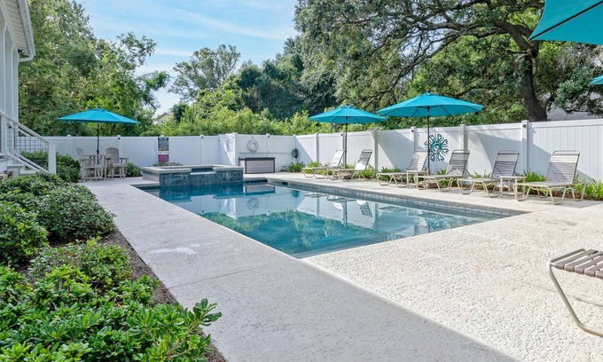 Saint Simons Island Cabaña | Nueva construcción! - Ideal para reuniones - Paseo corto a la playa - Bañera de hidromasaje / piscina