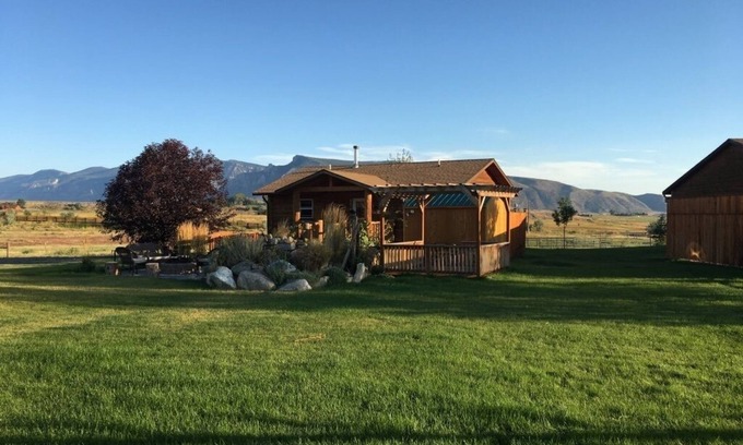 Cody Cabina | Newer Cozy Cabin; Private & Under 10 Minutes to Cody!