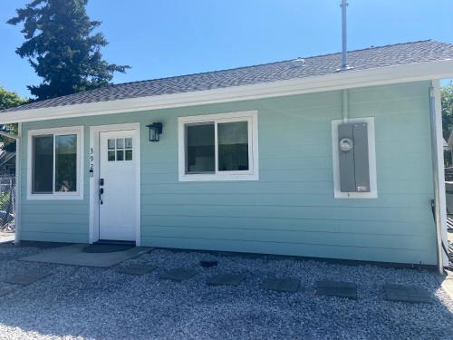 Weed Casa | Newer Cozy Guest Cottage with Saltwater Spa!