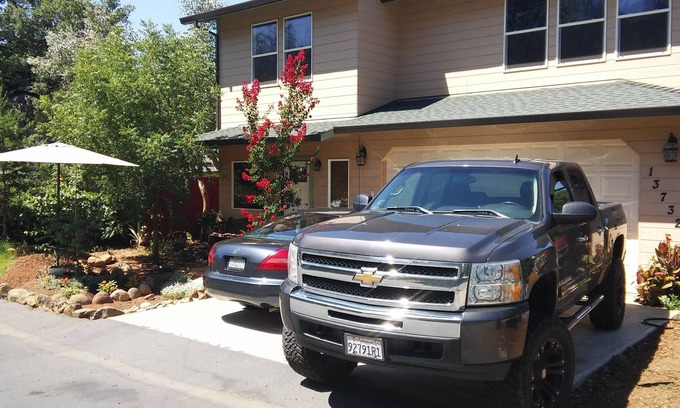 Shasta Lake Casa | Nueva y acogedora casa de vacaciones de dos pisos a una milla del hermoso lago Shasta