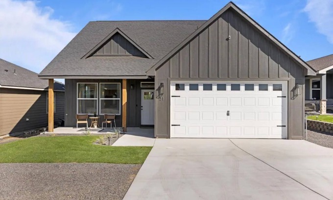 Moses Lake Casa | NEWER Home-HotTub 3 bd. Golf Course-Lake View!