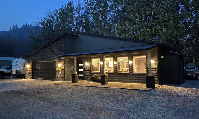 Conconully Casa | Newley built modern home. Close to lakes and down town food and restaurants.