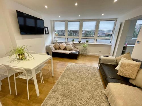 Westbourne Green Apartamento | Newley Refurbished 2-Bed Only Minutes from London's Attractions