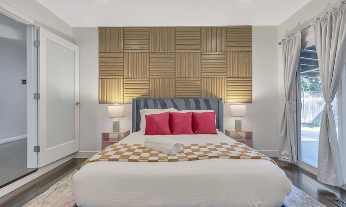 Northside Casa | NewLuxHome!PoolTable!HotTub!Heart of Downtown SJ