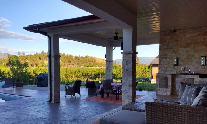 Dilworth Mountain Estates Casa | Newly built 4 bedroom / 5 Bath home with Private 40 ft. pool (Central Kelowna)