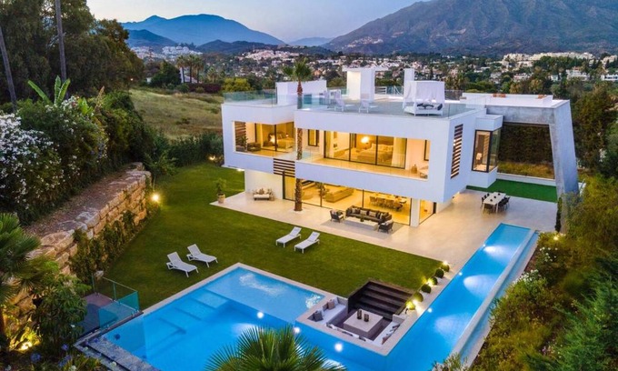 Nueva Andalucia Apartamento | Newly Built 6 BDRM Luxury Villa in Nueva Andalucía