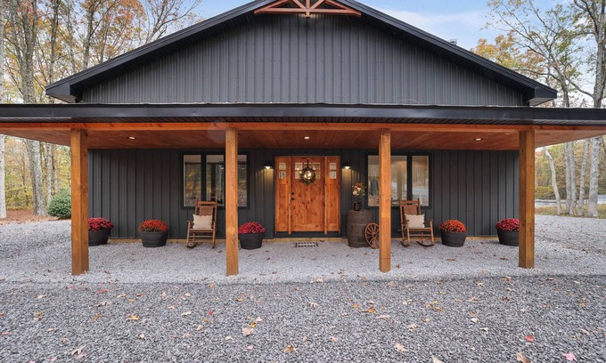 Jim Thorpe Casa | Newly Built Barndominium w/ Golf Sim, Hot Tub, Firepit, Minutes to Jim Thorpe!