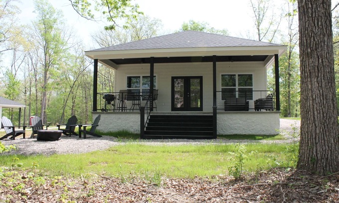 Pickwick Dam Chalet De Esquí | Newly built Chalet on State Park Golf Course 5 min from Pickwick Lake!