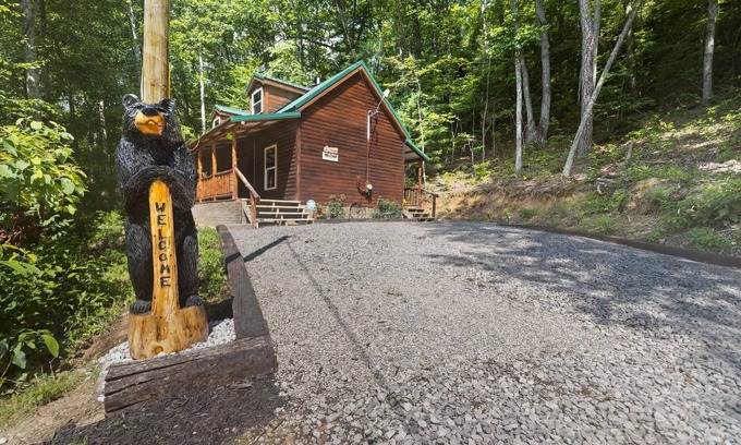 Stanton Cabina | Newly Built, Cozy, Pet Friendly, Hot Tub, Rural Cabin deep in Red River Gorge