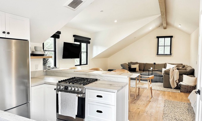 Upper Riviera Apartamento | Newly built designer guesthouse nestled in Santa Barbara’s Sycamore Canyon.