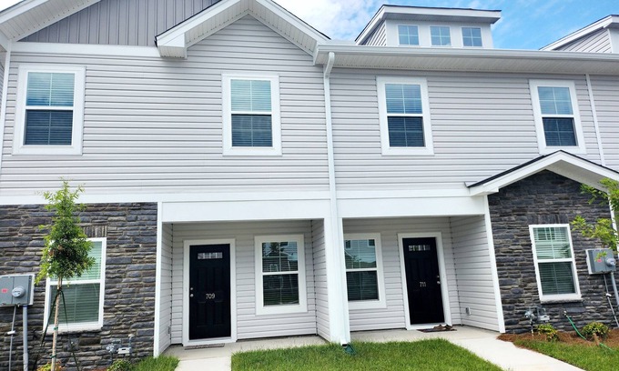 Seven Oaks Casa | Newly Built Getaway!