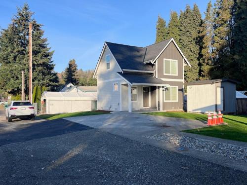 Tukwila Casa | Newly built home, ample parking, near SEA Airport