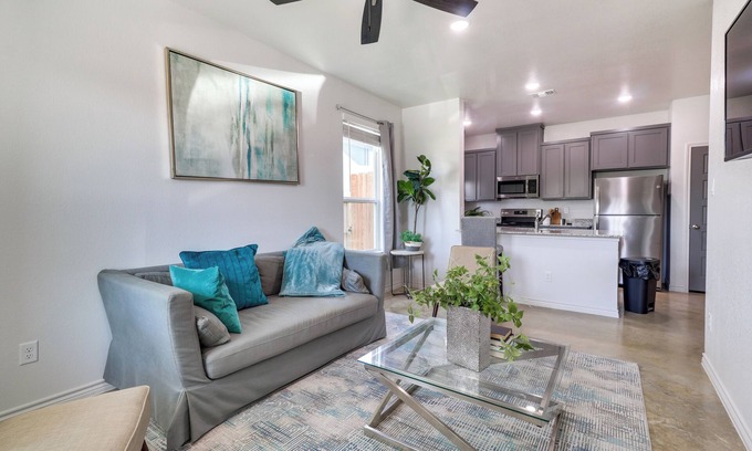 Temple Casa | Newly Built Home: 2 Mi to Dtwn Temple!