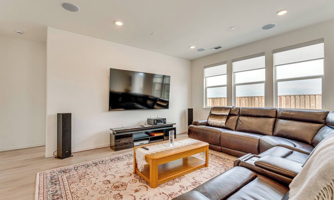 Hollister Casa | Newly Built Home w/Patio: 4 Mi to Dtwn Hollister
