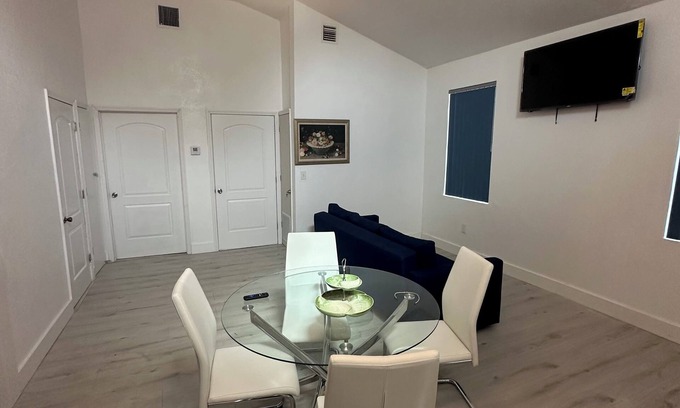 Golden Glades Casa | Newly Built House In The HEART OF MIAMI! FREE PARKING, POOL, WIFI, A/C & SAFE.