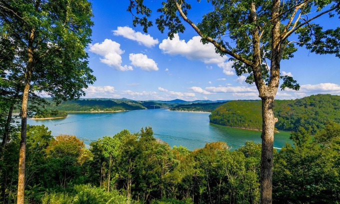 Byrdstown Casa | NEWLY BUILT LAKE HOME!!! This modern home has more to offer than just space!