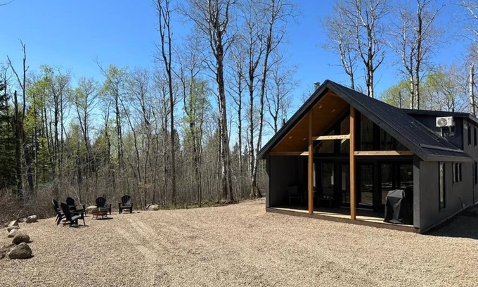 Wasagaming Cabina | Newly built luxurious cabin with hot tub, jacuzzi and bbq grill and fire-pit!